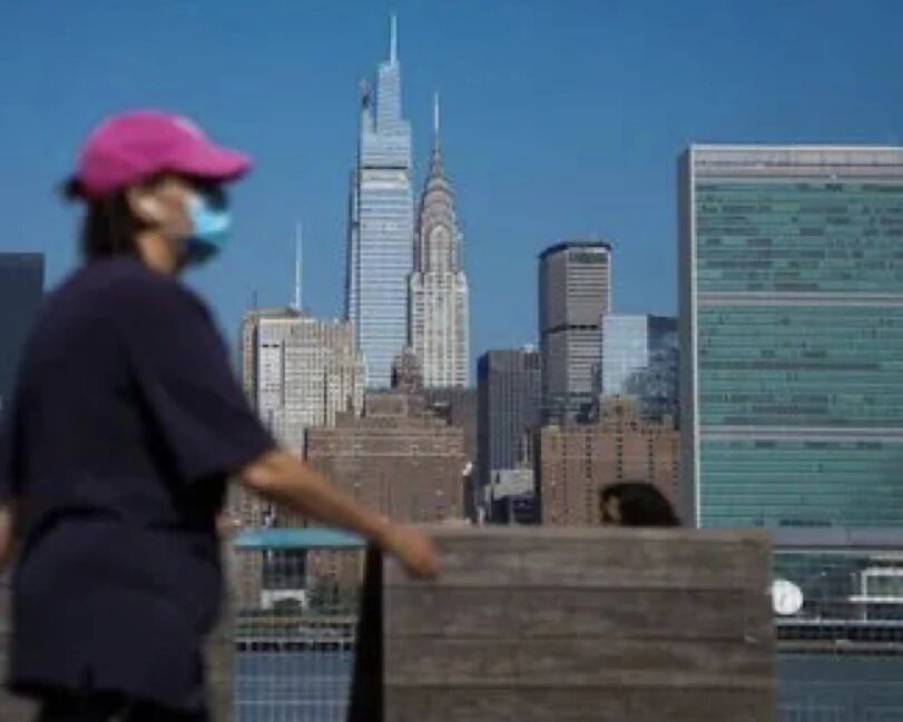 被美国“驱离”的我，看到“一院之隔，两个美国”……