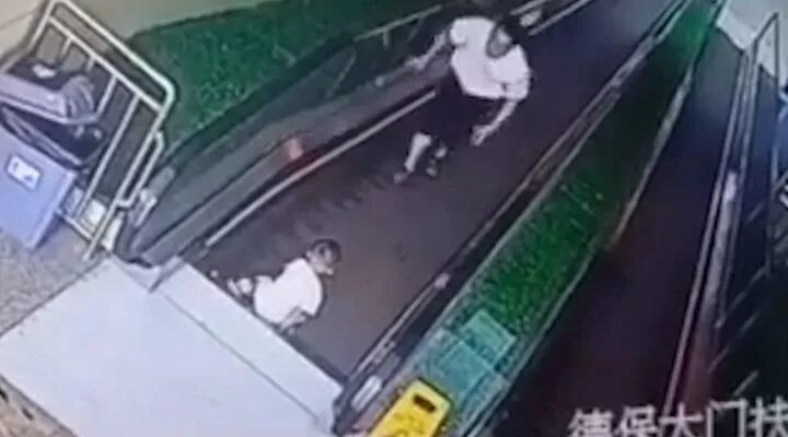 心大！家长只顾低头玩手机 孩子被扶梯夹住险出大事