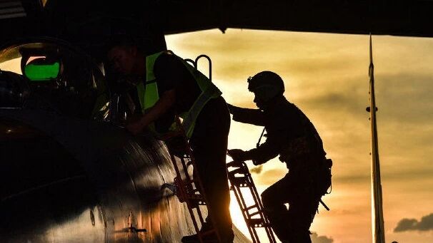 跨昼夜飞行训练，战鹰呼啸超震撼！