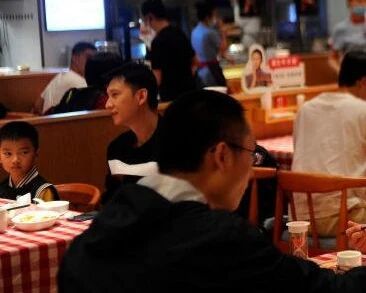 商务部：“十一”黄金周全国零售和餐饮企业销售额约1.6万亿