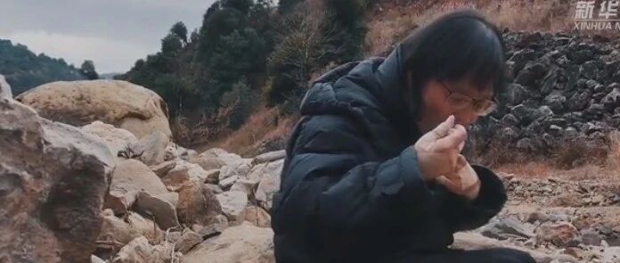 看哭了！这个冬天，张桂梅的家访路……