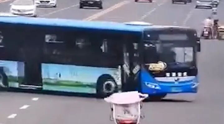 事发瞬间画面曝光！贵州安顺坠湖公交车已打捞出水 现已救出18人