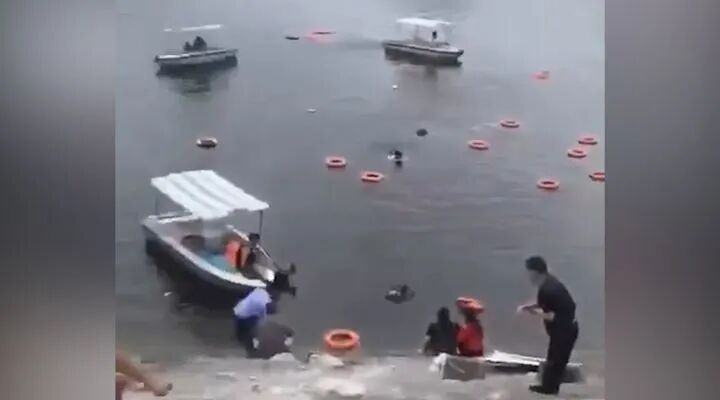 现场画面！贵州安顺一载有学生大巴车冲进水库 当地全力抢救中