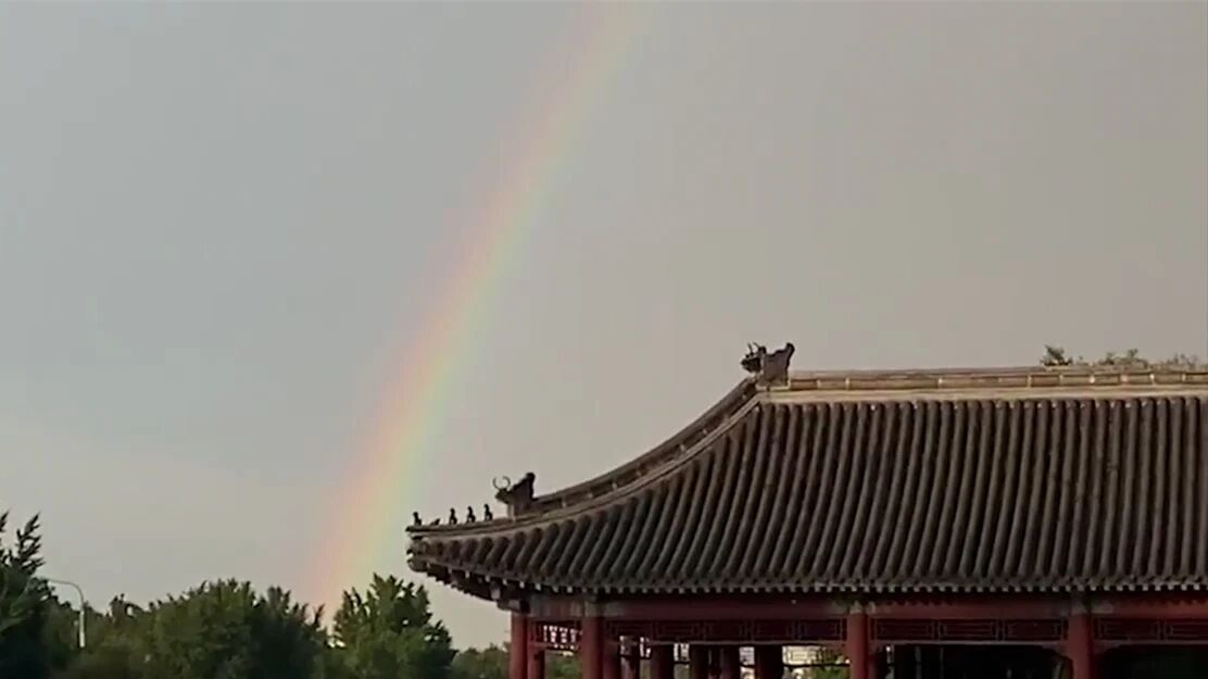故宫角楼现彩虹，引摄影爱好者狂拍