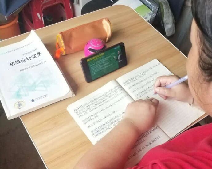 最牛陪考！大学宿管阿姨一次性通过会计资格考试