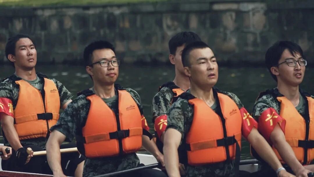 酸了！同济大学校园水上军训，上演速度与激情