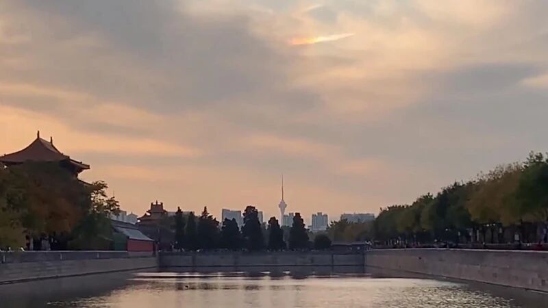 是你的意中人来了吗？故宫角楼遇上七彩祥云