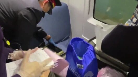 列车工作人员从高铁上扣下了26万元钱 怎么回事？