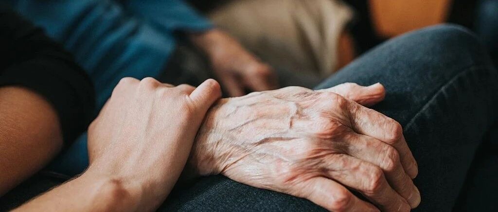 年轻人不“啃老”，父母却“粘小”?第一代独生子女赡养危机来临