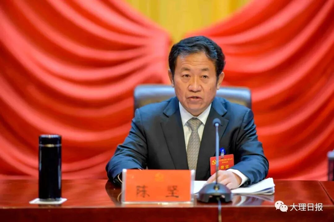 州委书记陈坚作了讲话.出席这次全会的有,州委委员51人,候补委员5人.