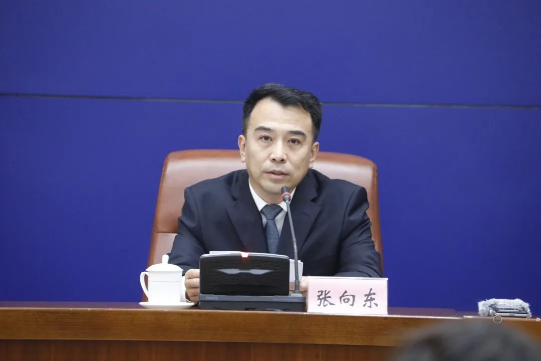 首先,有请济南市委办公厅副主任张向东介绍有关情况.