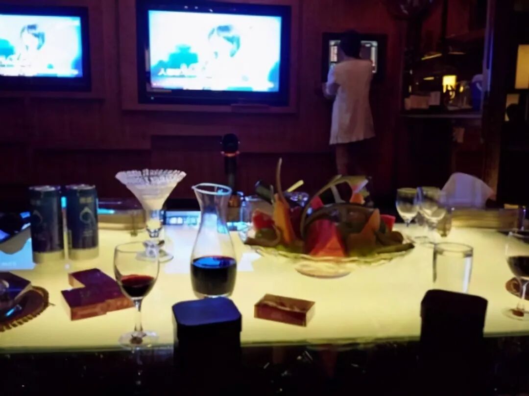 KTV明明有公厕，包厢内部为何还要装厕所？美女前台透露内情