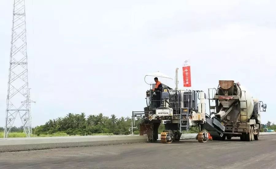 海南公路建设新风向！德国SP15滑膜机领跑，效率翻倍速完工