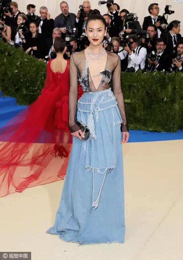 时尚界奥斯卡来了！日日又抢镜，表姐超惊艳，大幂幂这身...... ... ...