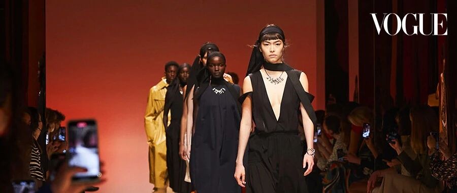 除了最美的鞋包，它还给我们带来了“浪漫童话”