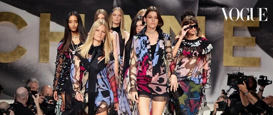 CHANEL大秀“穿越”了，80年代的T台到底有多精彩？