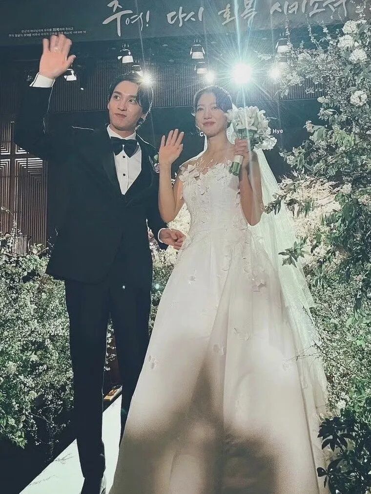 承包了韩剧女主角的"男神收割机",朴信惠结婚了 - vogue - 瓦斯阅读