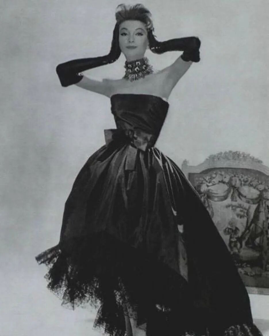 在纽约出席2022 prince"s trust晚宴期间,她又穿了一件yves saint