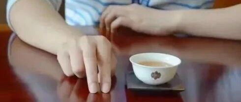 面试官：你有5杯水，却来了6位领导，怎么办？高情商求职者被录取
