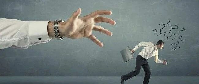 总躲着领导，你就危险了！