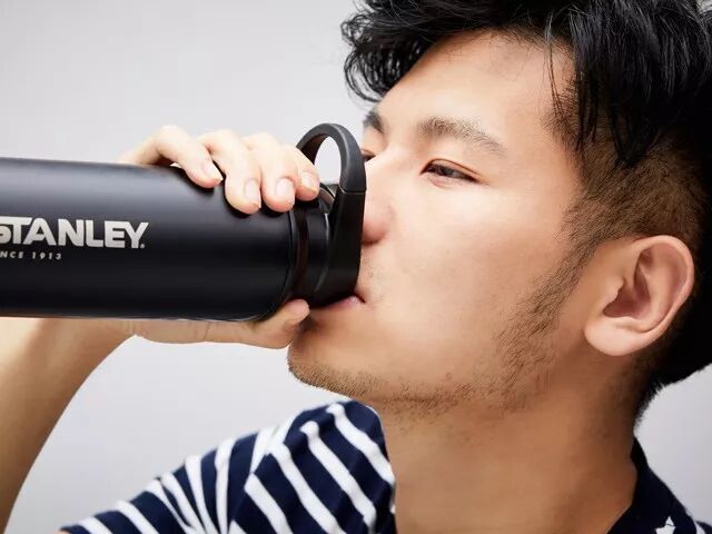 美国百年老牌保温杯,单手按键,一秒喝水,好帅!