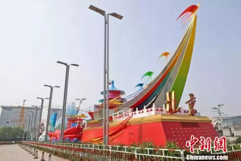34辆参加过庆祝新中国成立70周年庆典大会的彩车在奥林匹克公园集中亮相。北京市朝阳区供图