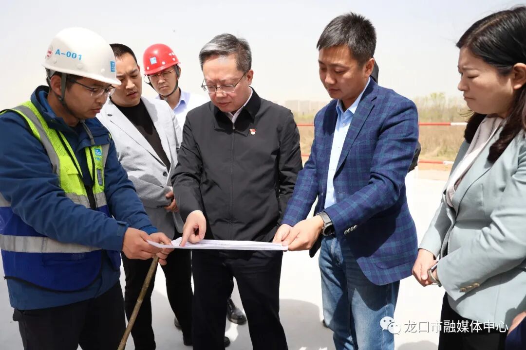 龙口市委书记吕波在调研企业发展和园区建设时强调切实解难题办实事