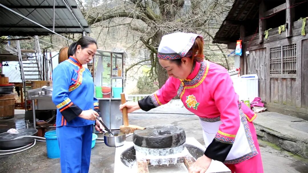 梵净山下的特色美味木黄金豆腐