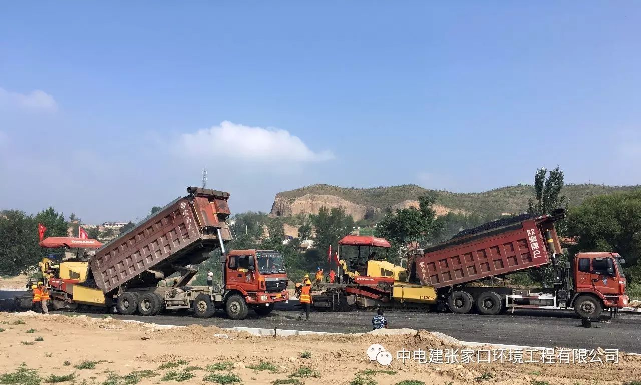 下花園東環路項目順利進行瀝青混凝土面層攤鋪