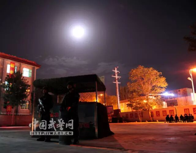 致敬哨位上的月亮最亮月光下的哨兵最美