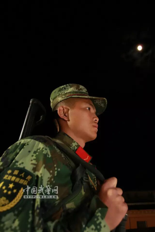 致敬哨位上的月亮最亮月光下的哨兵最美