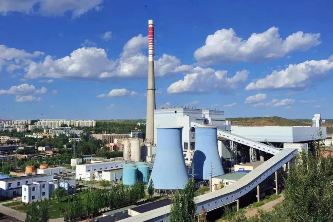 上湾热电厂位于内蒙古鄂尔多斯市伊金霍洛旗乌兰木伦镇,距伊金霍洛旗