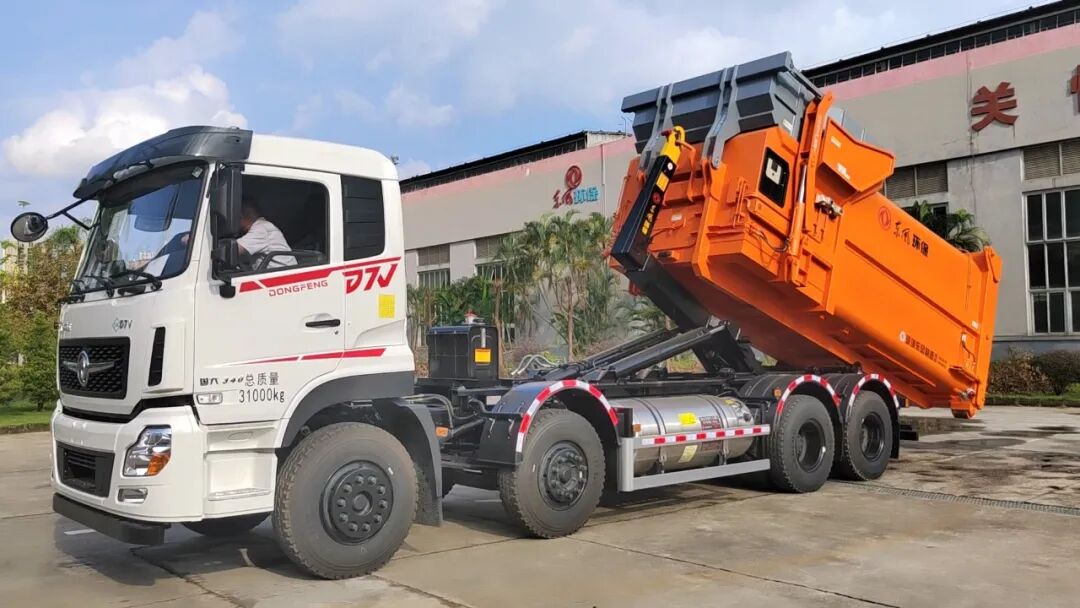 高效护航!深圳东风勾臂车助力城市高质量发展!