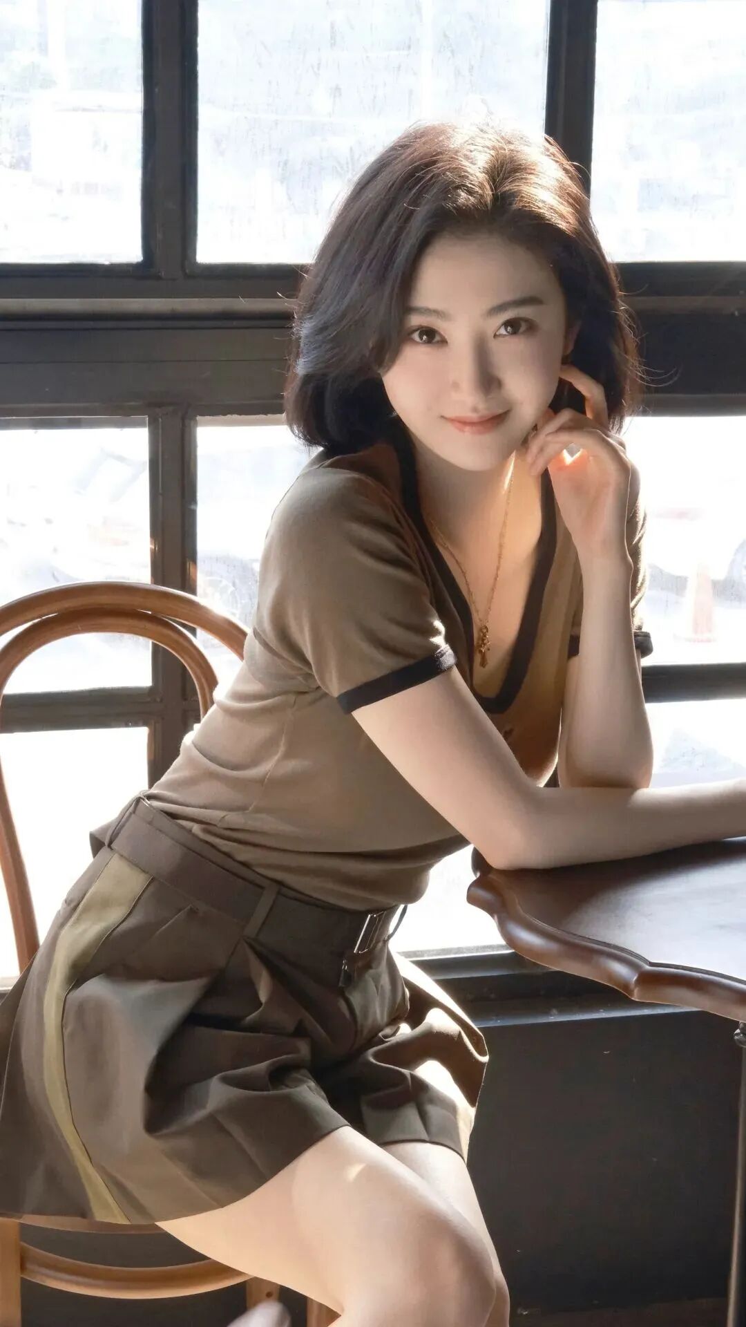 景甜心动写真,短裙美腿,迷人韵味