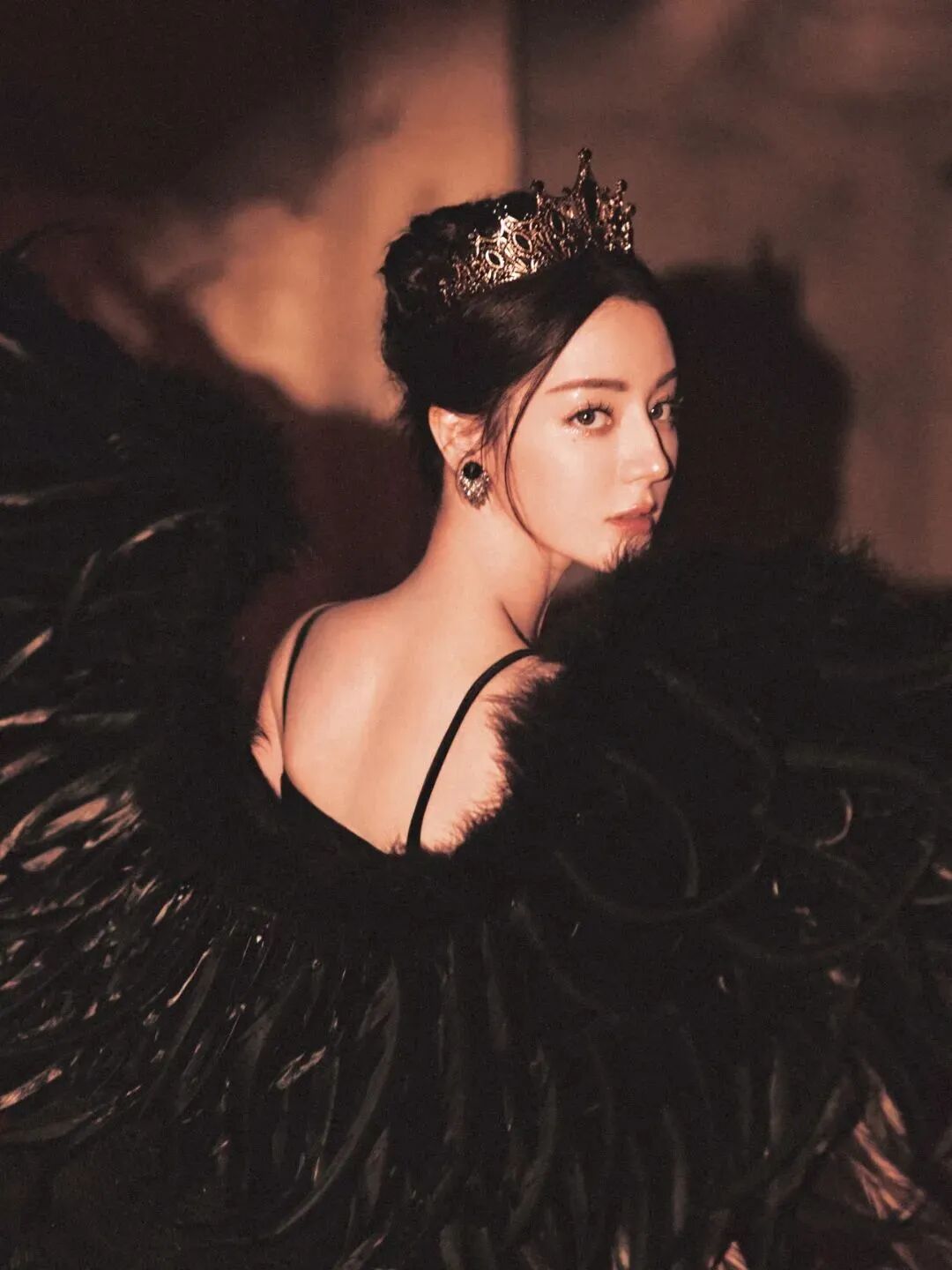 迪丽热巴绝美写真,一袭抹胸吊带黑裙,迷人的暗夜天使