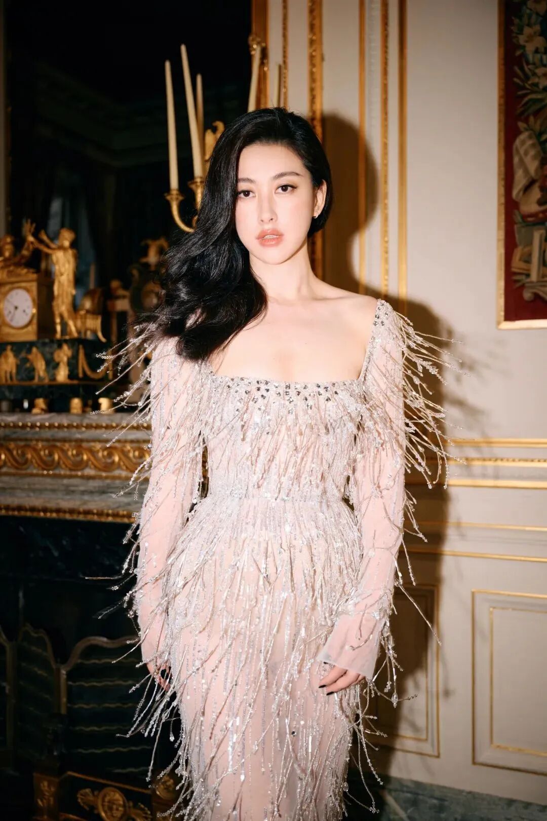 性感佳人朱珠银色抹胸长裙雅韵凝眸优雅绽放