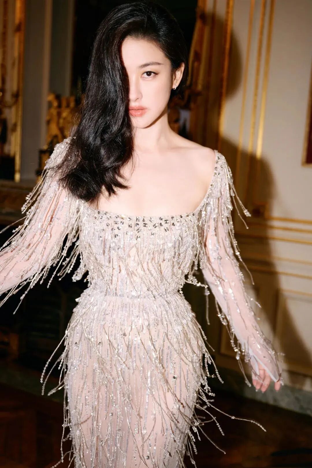 性感佳人朱珠银色抹胸长裙雅韵凝眸优雅绽放