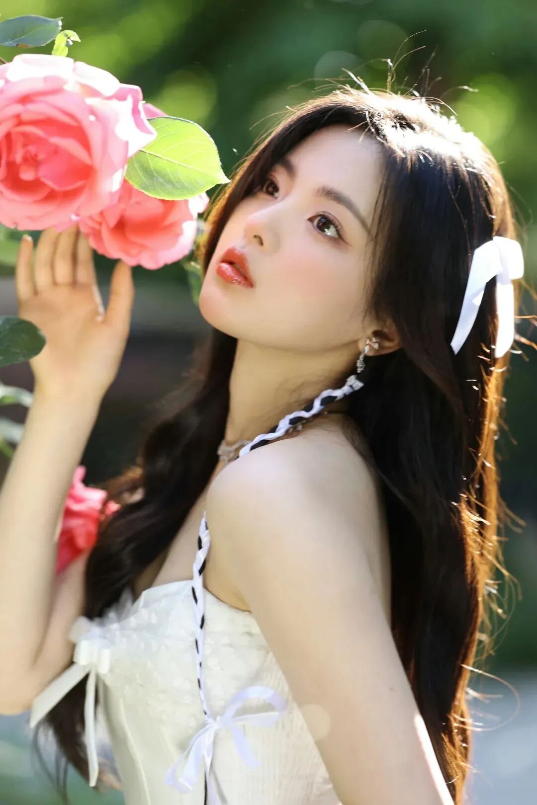 杨超越甜美写真,一袭抹胸连衣裙,清新中带着小性感