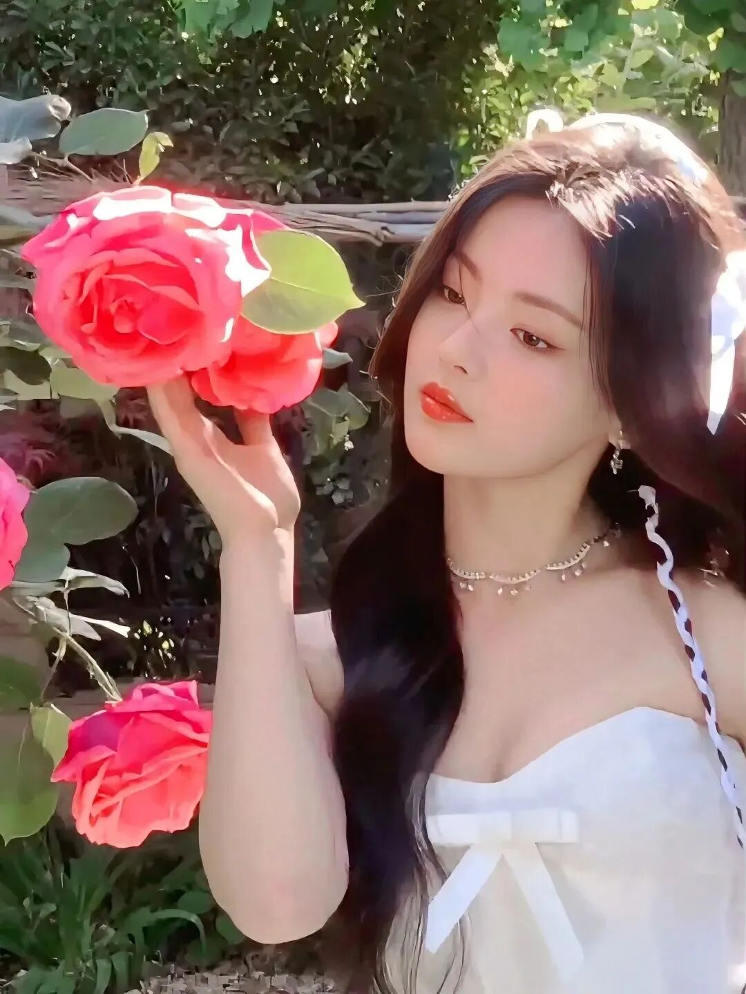 杨超越甜美写真,一袭抹胸连衣裙,清新中带着小性感