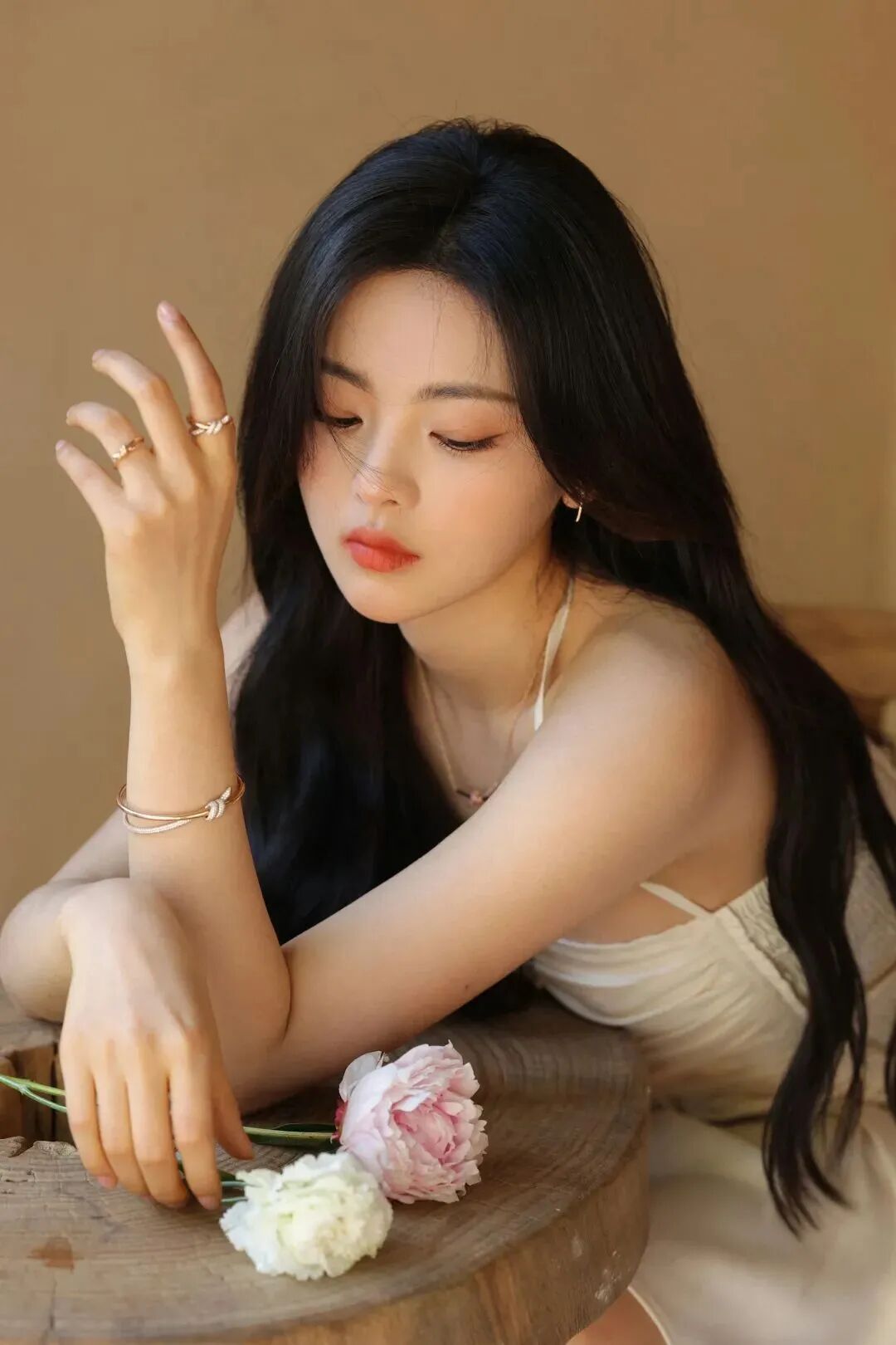 杨超越甜美写真,一袭抹胸连衣裙,清新中带着小性感