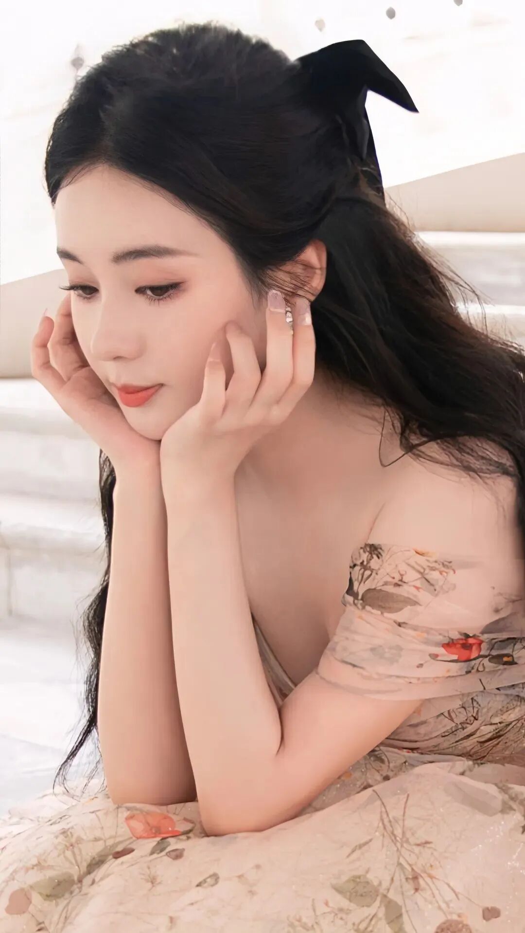 郑合惠子甜美写真,裸粉色抹胸裙,温婉迷人