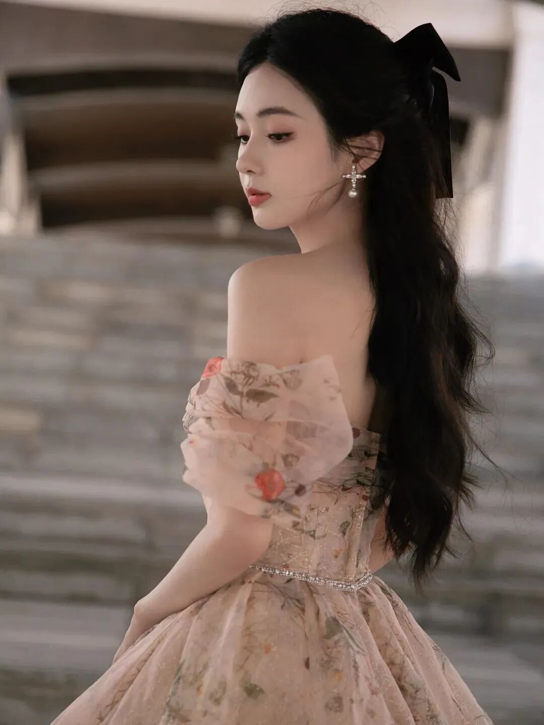 郑合惠子甜美写真,裸粉色抹胸裙,温婉迷人