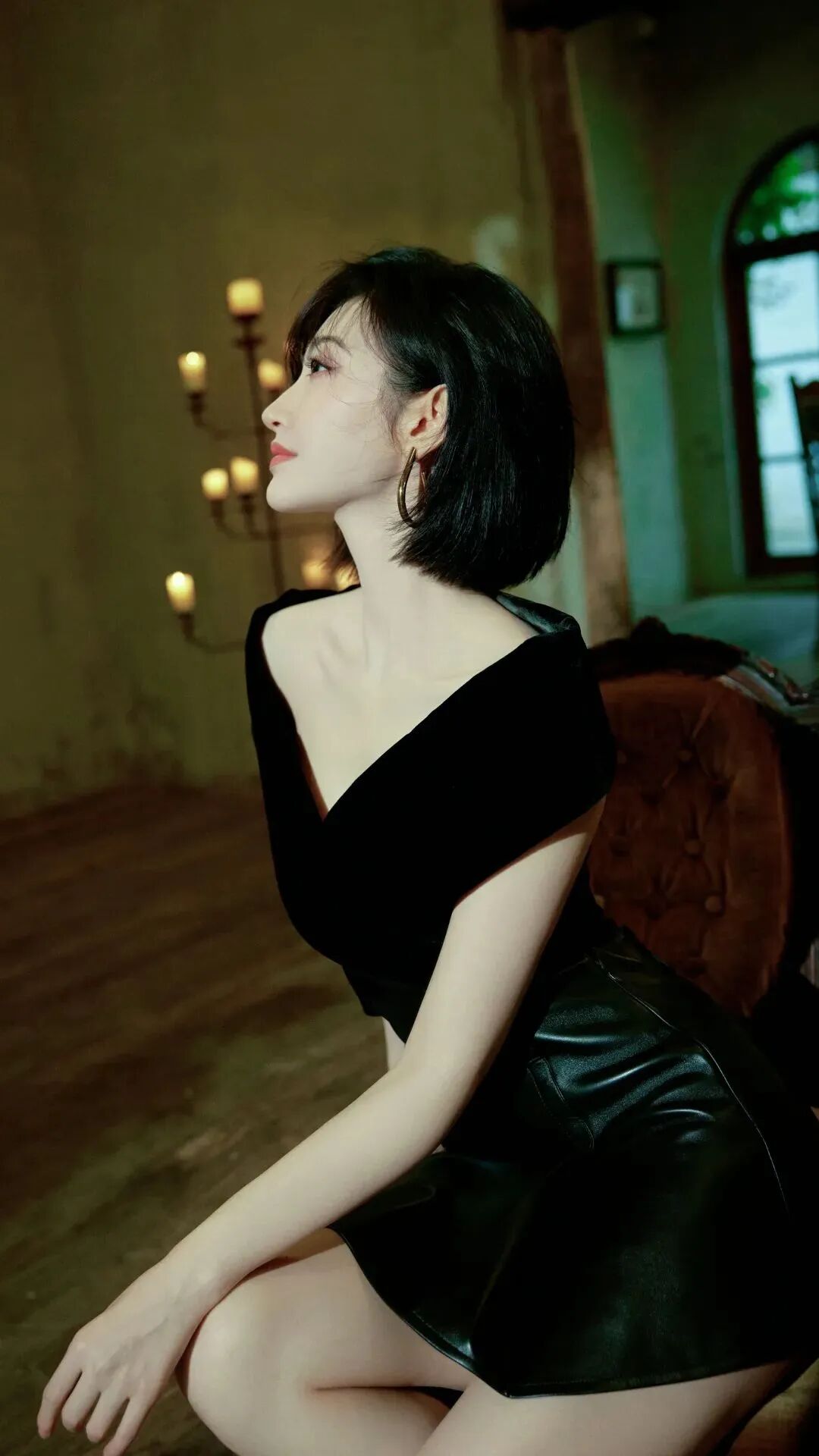 短发景甜,穿黑色v领短裙,有着轻熟美人的韵味