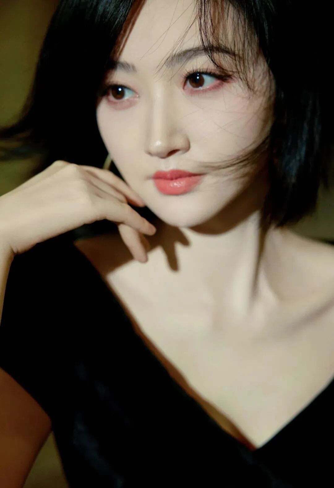 短发景甜,穿黑色v领短裙,有着轻熟美人的韵味