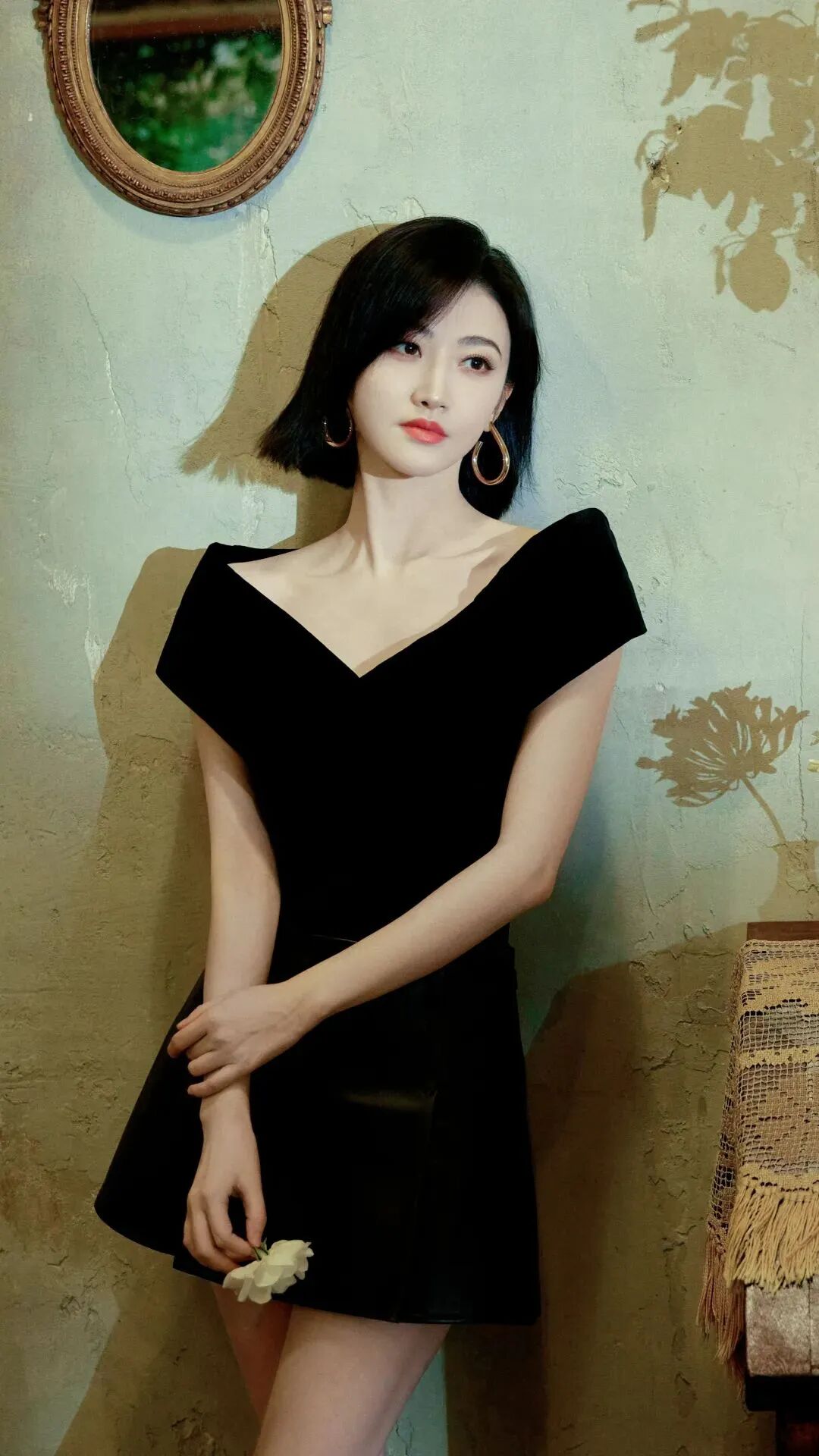 短发景甜,穿黑色v领短裙,有着轻熟美人的韵味