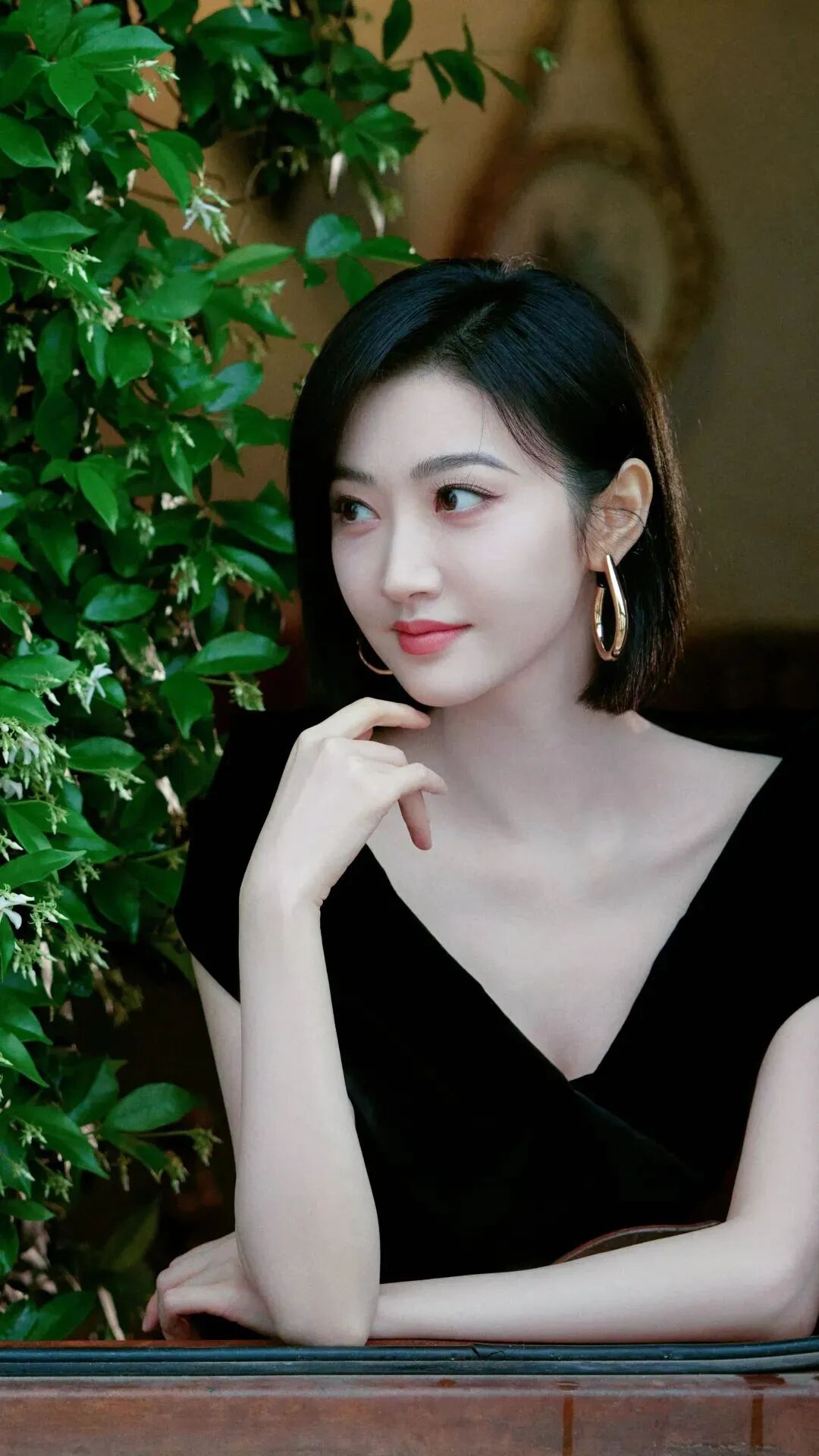 短发景甜,穿黑色v领短裙,有着轻熟美人的韵味