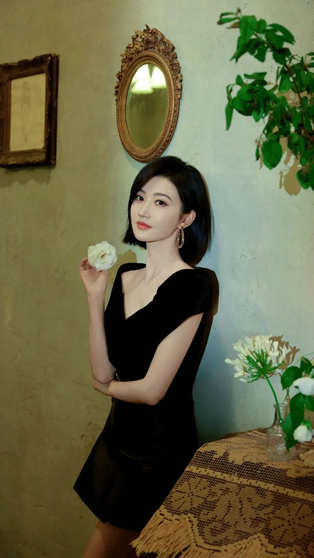 短发景甜,穿黑色v领短裙,有着轻熟美人的韵味