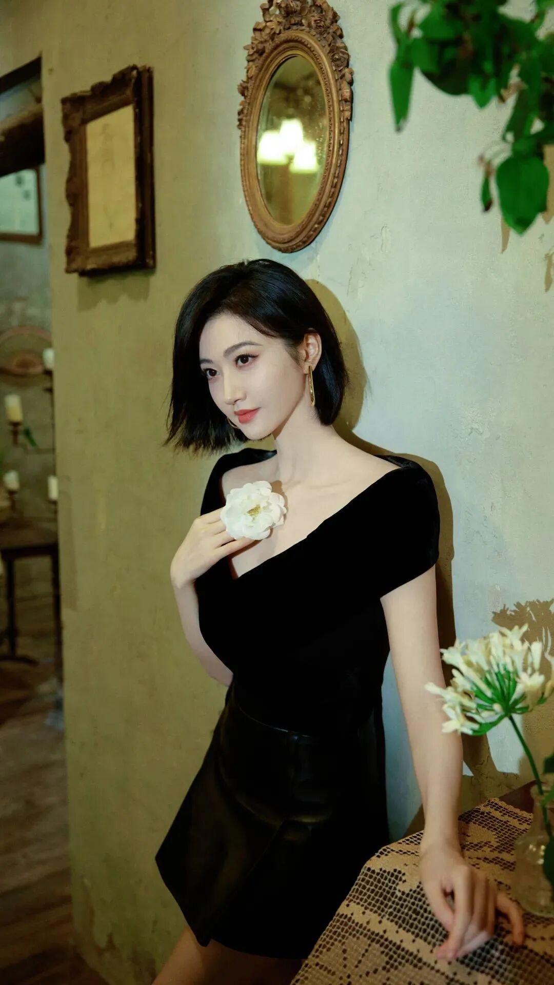 短发景甜,穿黑色v领短裙,有着轻熟美人的韵味