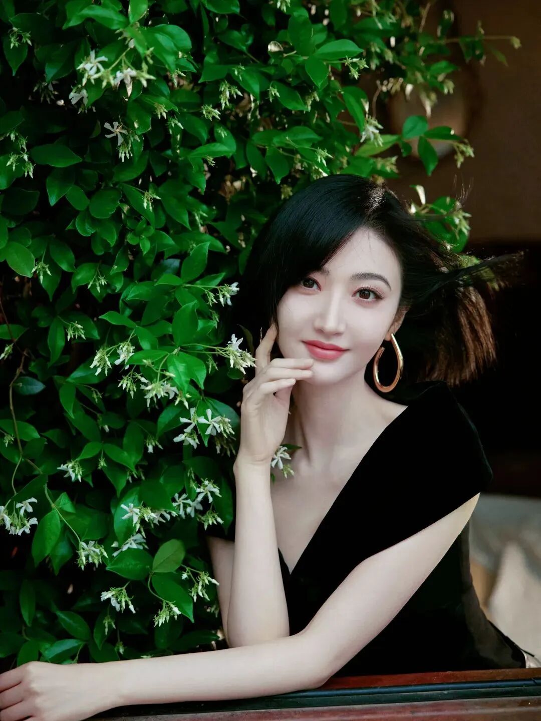 短发景甜,穿黑色v领短裙,有着轻熟美人的韵味