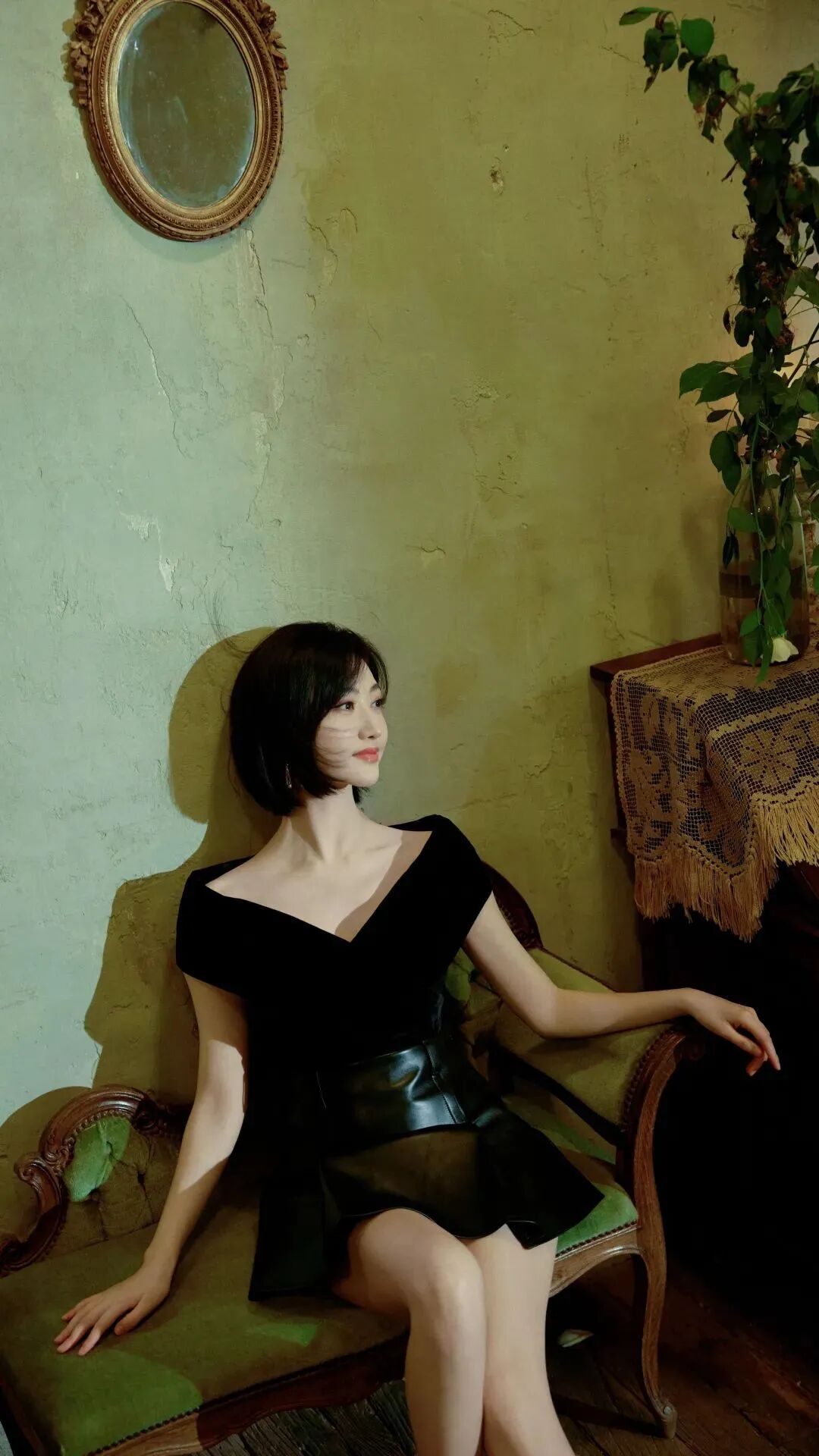 短发景甜,穿黑色v领短裙,有着轻熟美人的韵味